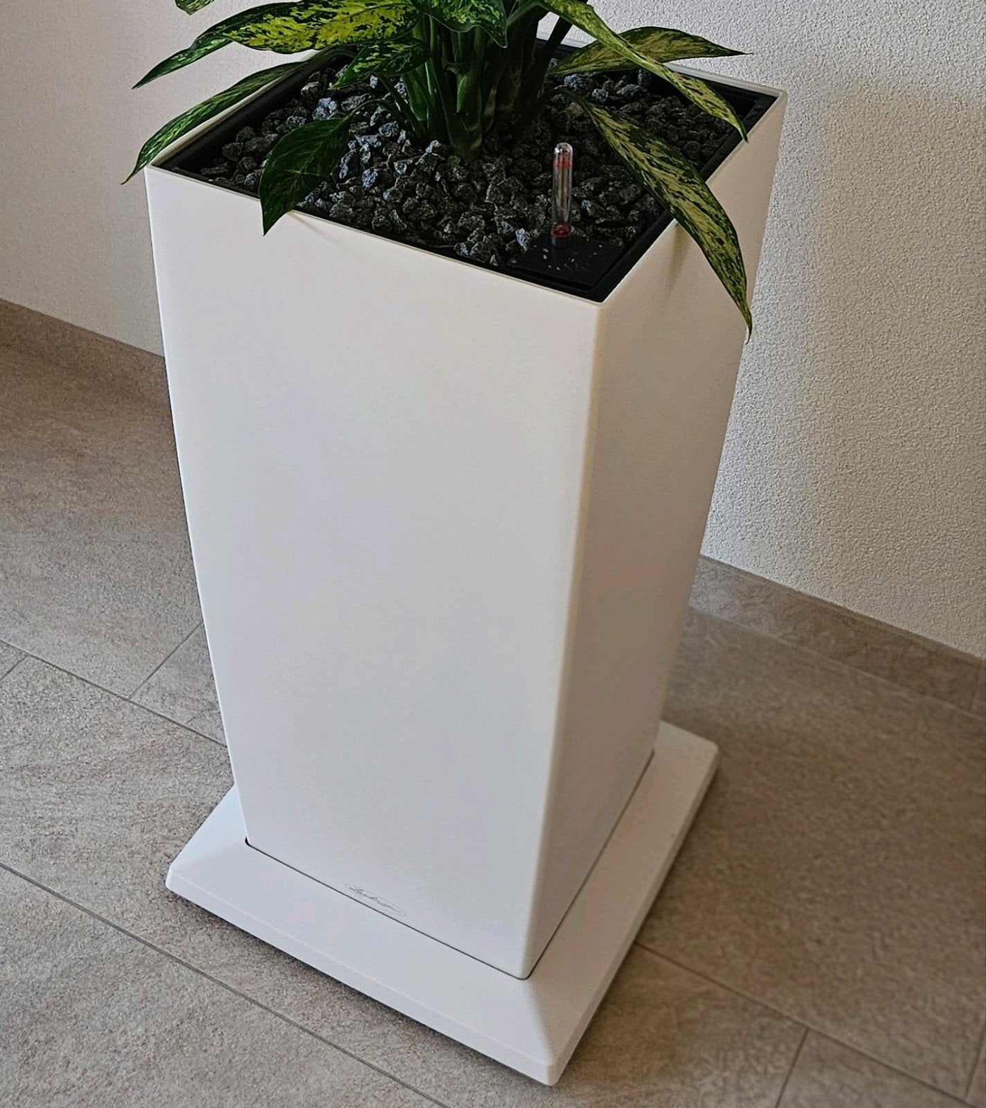 Lechuza plantenbakken wit + onderzetter met wielen, Ophalen, Kunststof, Gebruikt, Minder dan 60 cm
