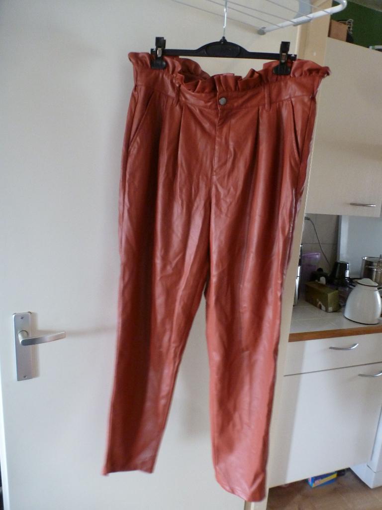 zomer RAINBOW imitatie leer steenrood broek 42 -GRATIS zend, Verzenden, Maat 42/44 (L), Zo goed als nieuw, Lang