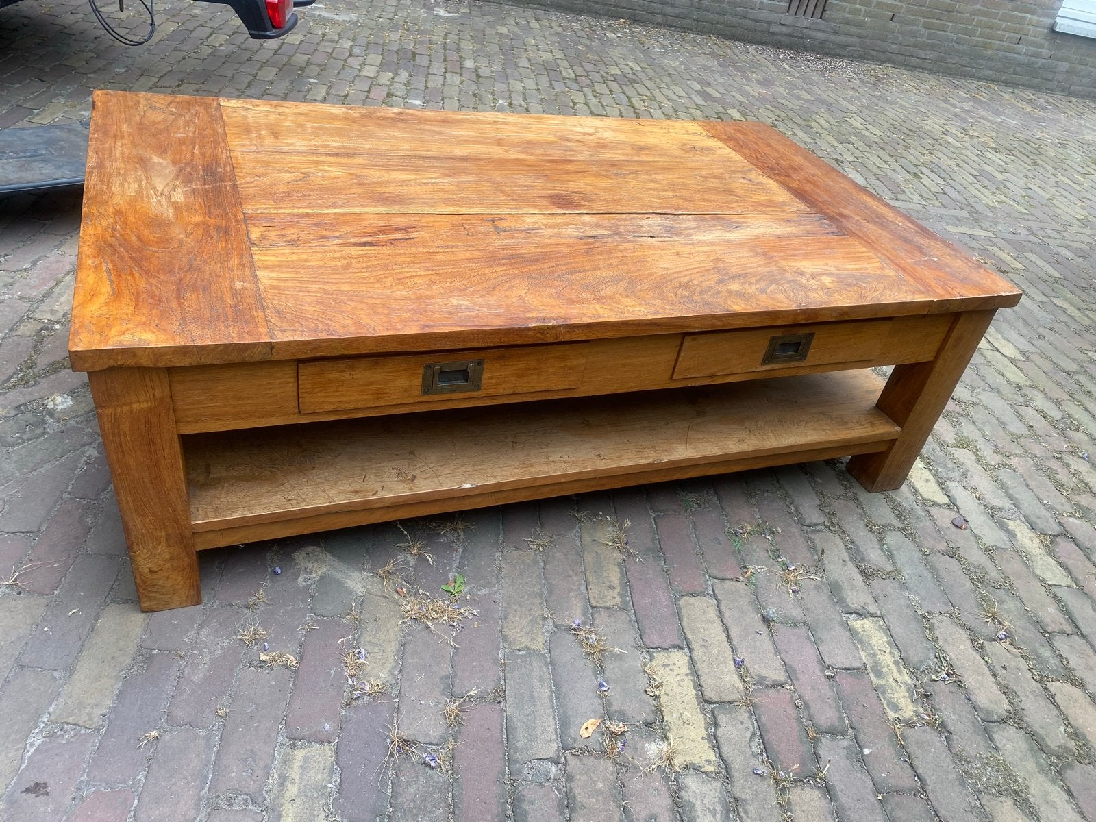 Robuuste teakhouten salontafel met lades en opbergplank, Ophalen, Gebruikt, 100 tot 150 cm, Koloniaal