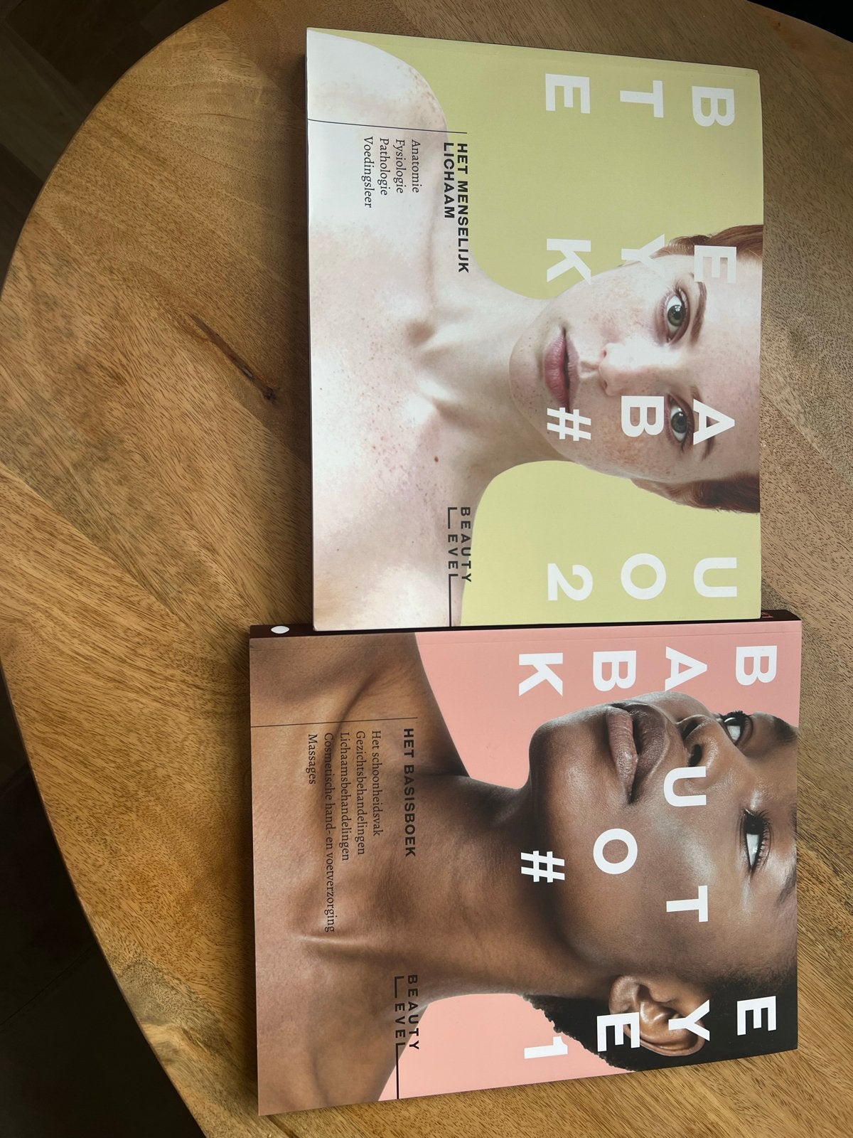 Beauty Boek #1 & #2 - Schoonheidsspecialiste boeken, Verzenden, Zo goed als nieuw, MBO