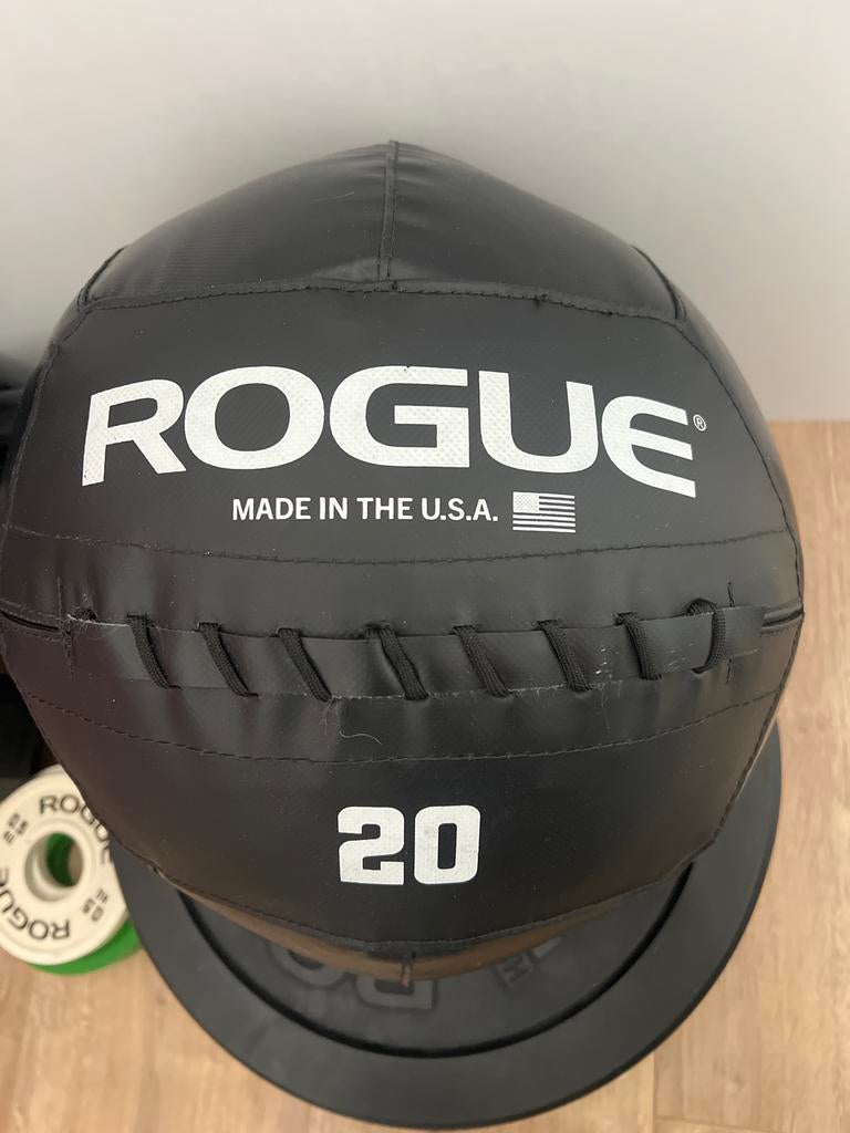Rogue Medicine Ball Set - 20 en 14 LB nieuw, Ophalen of Verzenden, Nieuw, Armen, Medicijnbal