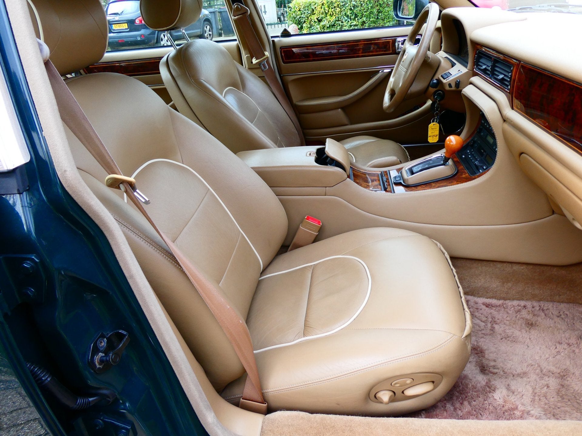 Daimler Double Six 6.0 V12 312pk Origineel Nederlands met hi, Achterwielaandrijving, Gebruikt, Beige, 12 cilinders