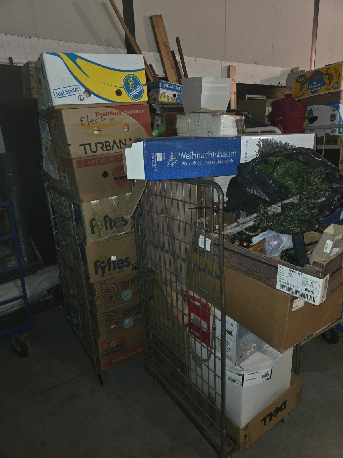 Foto 5 van zeer grote partij 19 rolcontainers rommelmarkt spullen