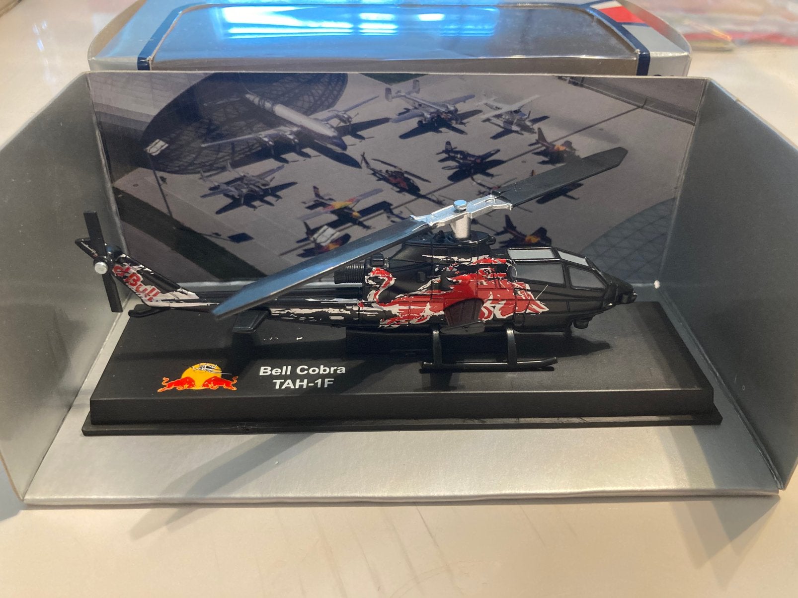 Torro Rosso Red bull cobra TAH-1F helicopter 1/43, Ophalen of Verzenden, Nieuw, Formule 1