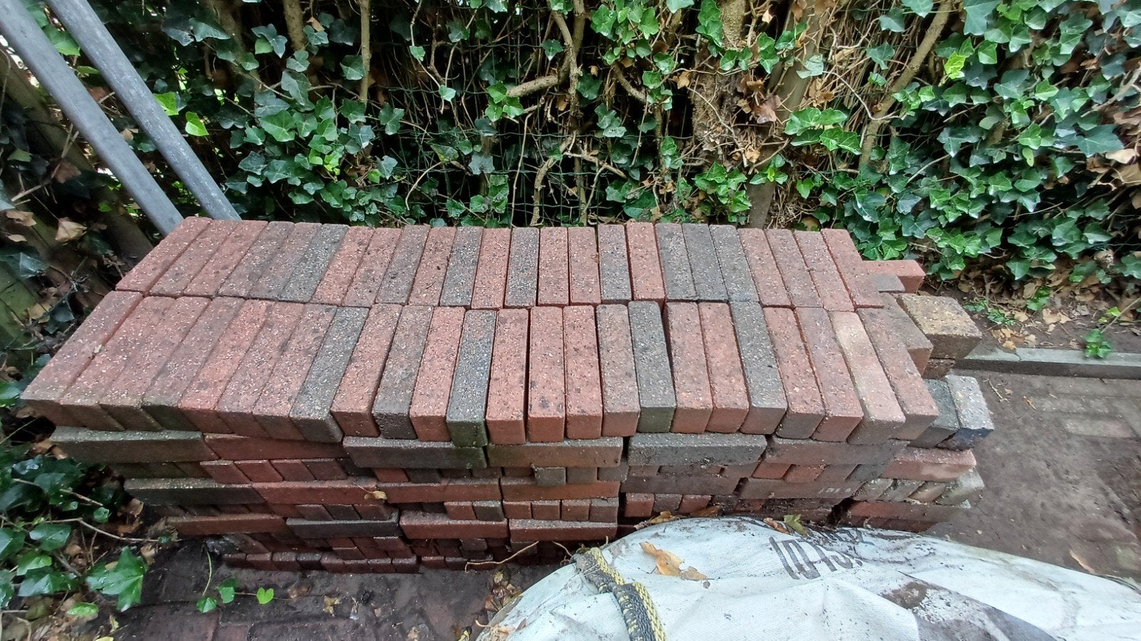 Gratis Waaltjes rood /zwart 20x5 cm, Ophalen, Beton, Klinkers