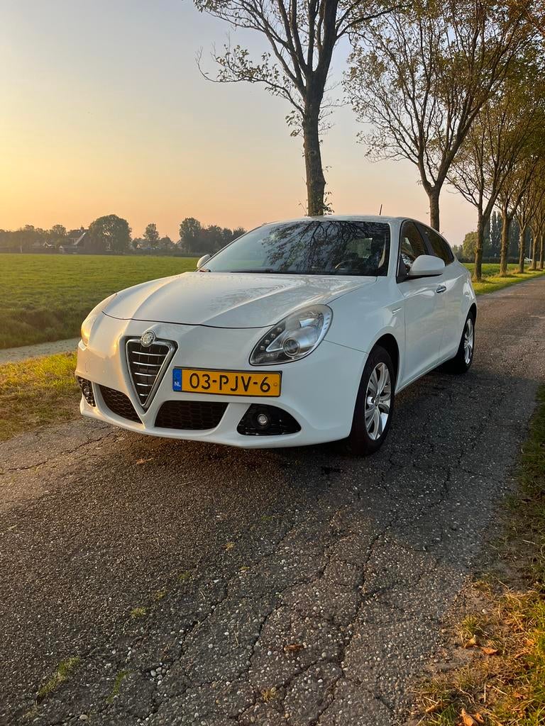 Alfa Romeo Giulietta 1.4 Turbo 2011 Wit, Voorwielaandrijving, Stof, Zwart, 4 cilinders