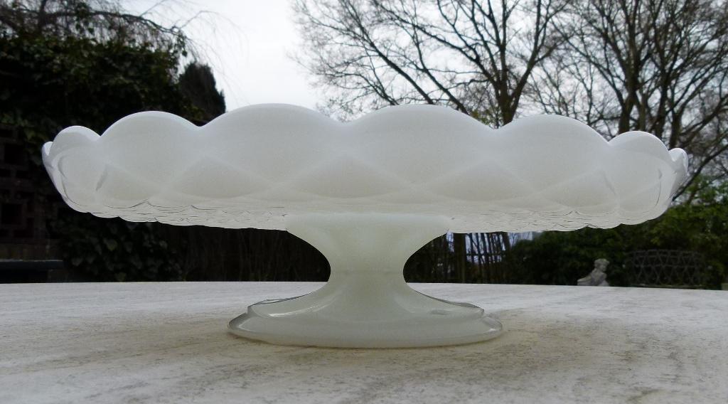Witte Opaline Presenteer Schaal op voet met Golvende rand, Nieuw, Ophalen of Verzenden, Wedgwood, Glas