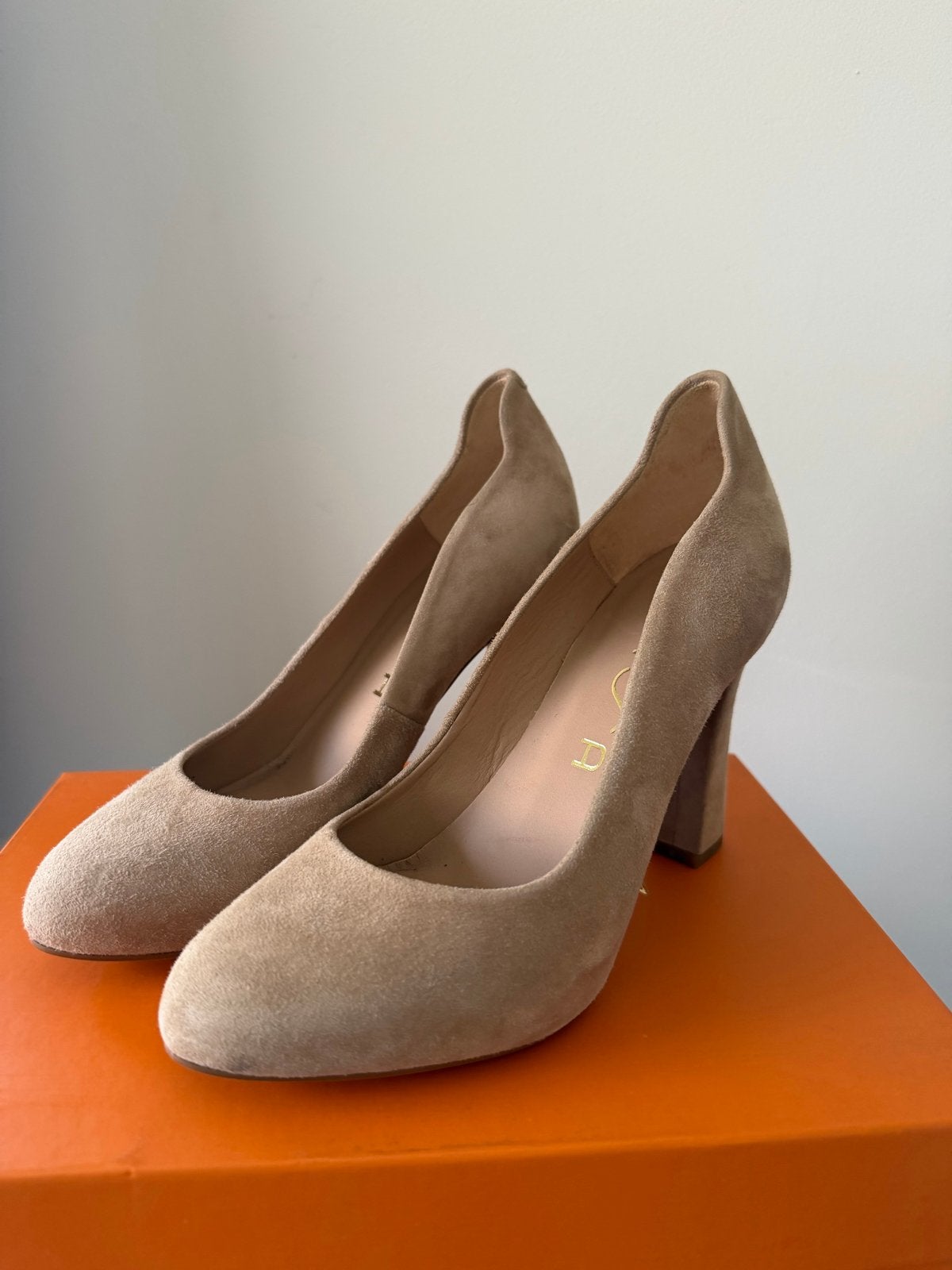 Unisa Pascual Pumps - Suède Hakken, Kleding | Dames, Schoenen, Pumps, Beige, Ophalen of Verzenden, Zo goed als nieuw