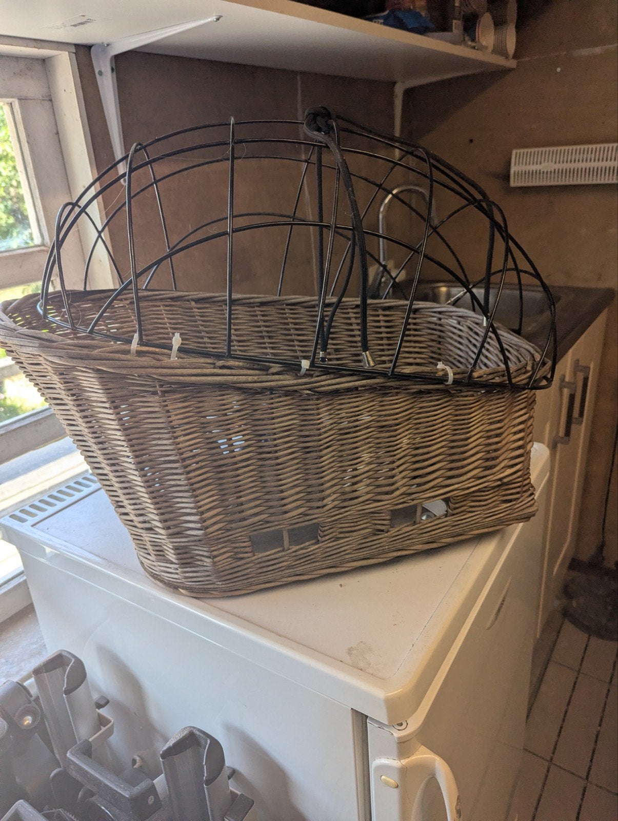 Hondenfietsmand rieten mand met netbekleding, Ophalen of Verzenden, Gebruikt, Hondenkar