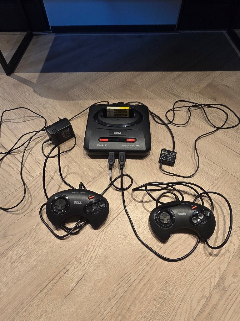 Sega Megadrive 2, Spelcomputers en Games, Spelcomputers | Sega, Mega Drive, Met 2 controllers, Ophalen of Verzenden, Gebruikt