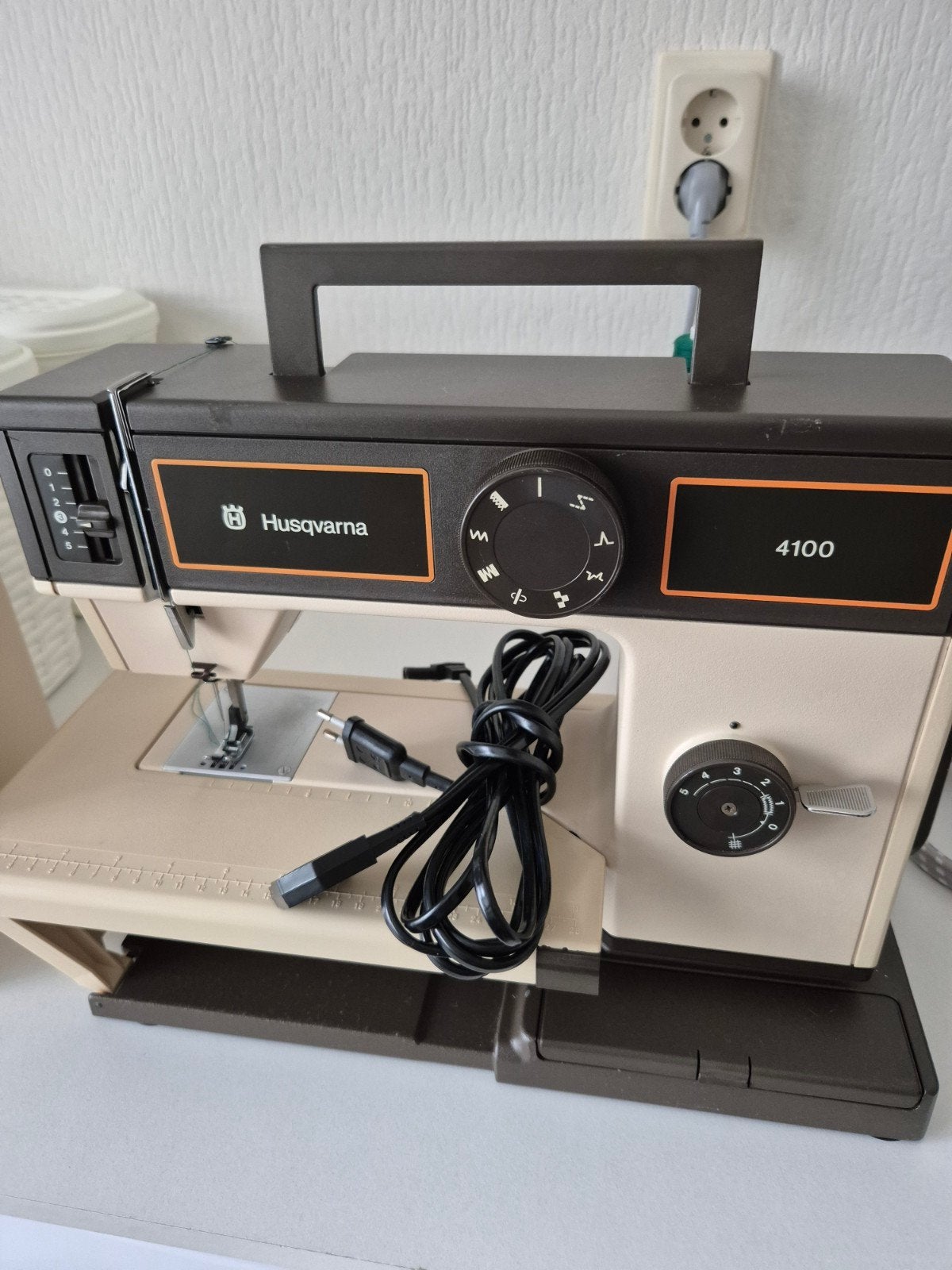 Husqvarna  naaimachine, Ophalen, Zo goed als nieuw, Lockmachine, Overige merken