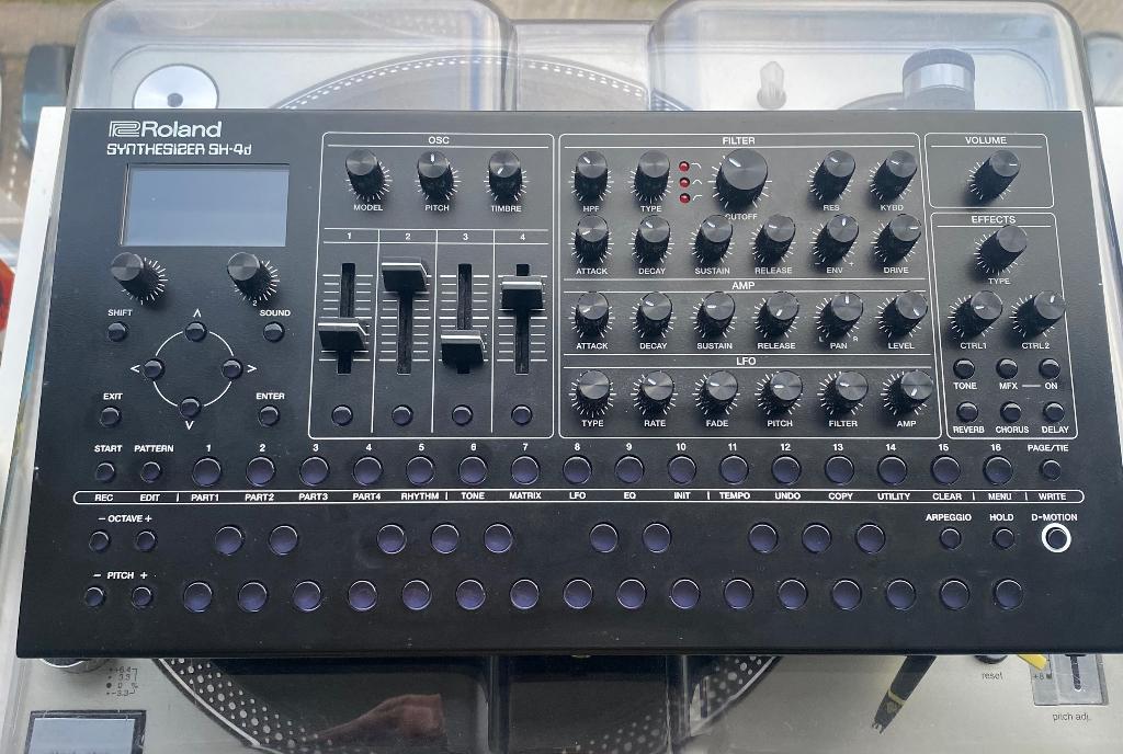 Roland SH-4d + Decksaver, Muziek en Instrumenten, Synthesizers, Ophalen, Zo goed als nieuw, Overige aantallen, Roland