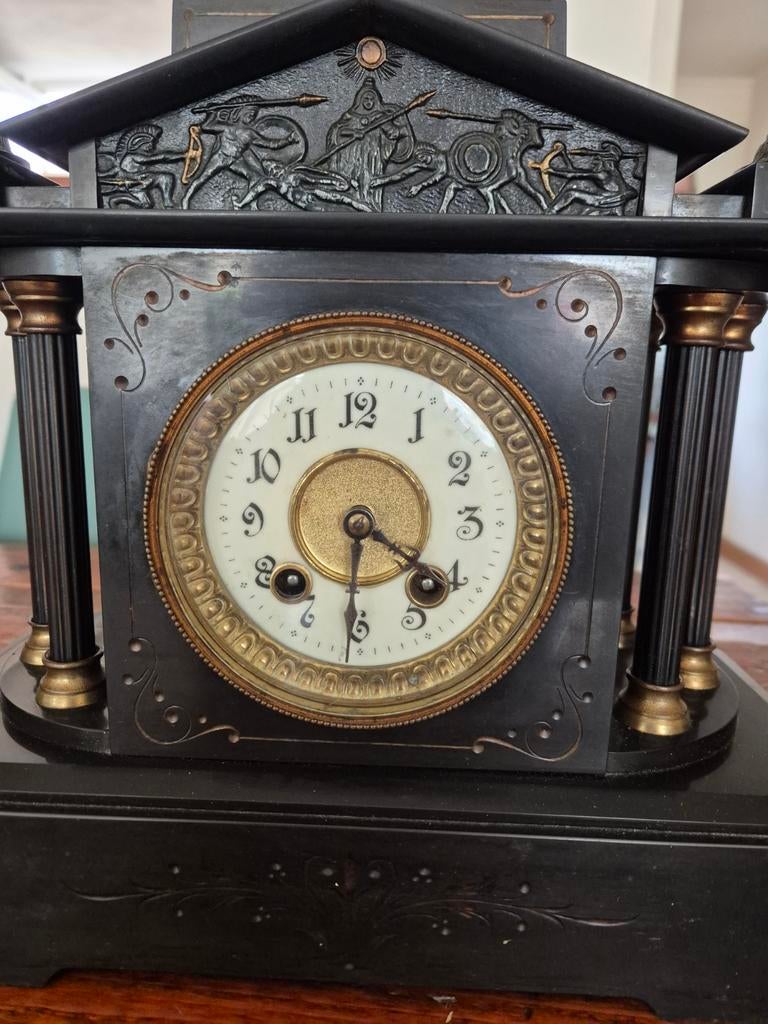 Klok met decoratieve zijstukken, Ophalen