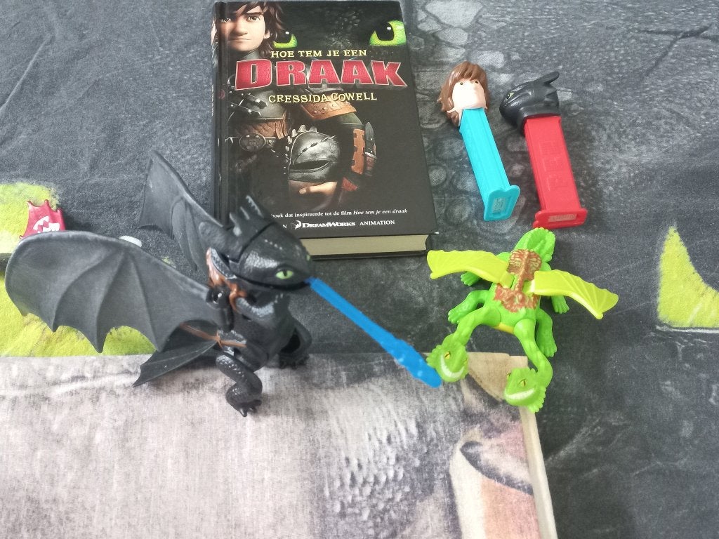 Hoe Tem Je een Draak - Boek, dekbed en speelgoed, Ophalen, Gebruikt