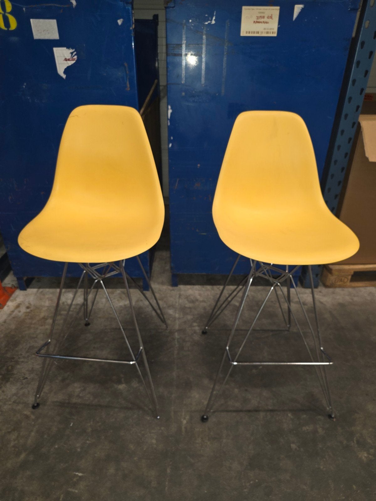 2 gele barkrukken met metalen onderstel, zithoogte 70 cm, Ophalen, Gebruikt, Met voetsteun, 60 tot 90 cm