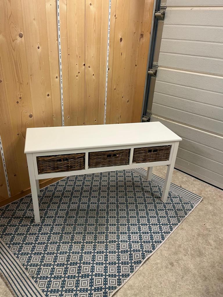 Leuke Sidetable van hout met rieten mandjes, Ophalen, Gebruikt, 100 tot 150 cm, 25 tot 50 cm