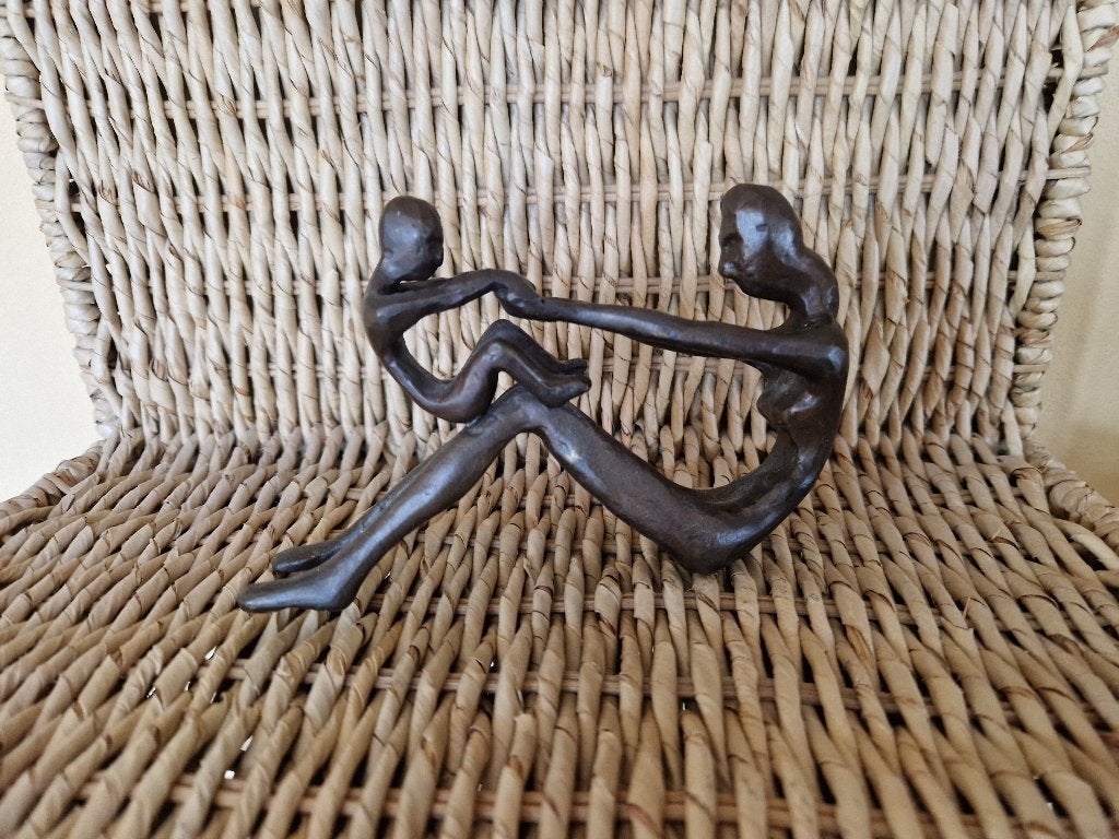 Klein massief bronzen beeldje , moeder met kind, Ophalen of Verzenden, Beeld