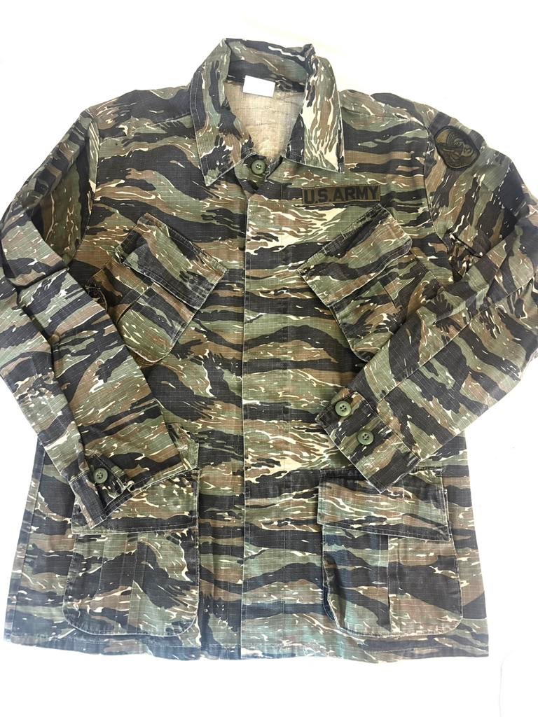 Slended pocket tigerstripe camo jacket €30,-, Ophalen of Verzenden, Landmacht, Nederland, Kleding of Schoenen