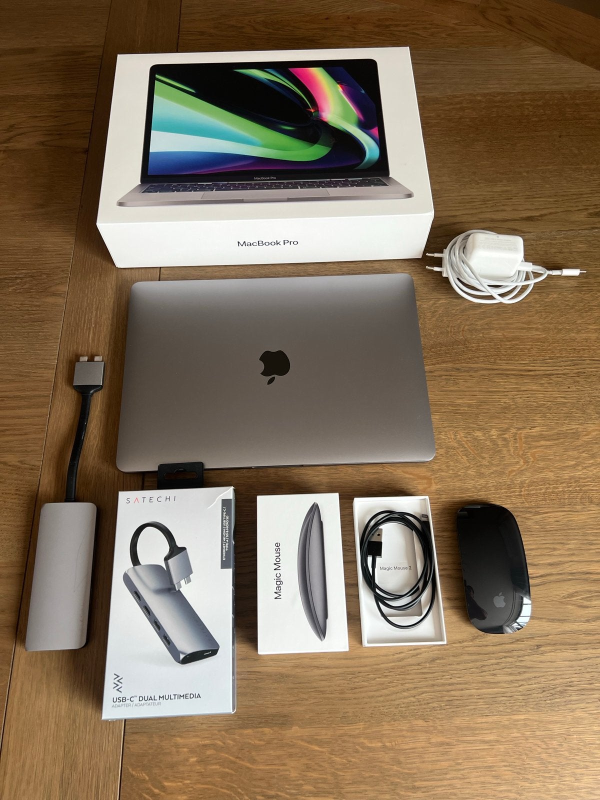 MacBook Pro 13-inch M1 2020 met Magic Mouse en Satechi Hub, 256 GB, Qwerty, 8 GB, 13 inch