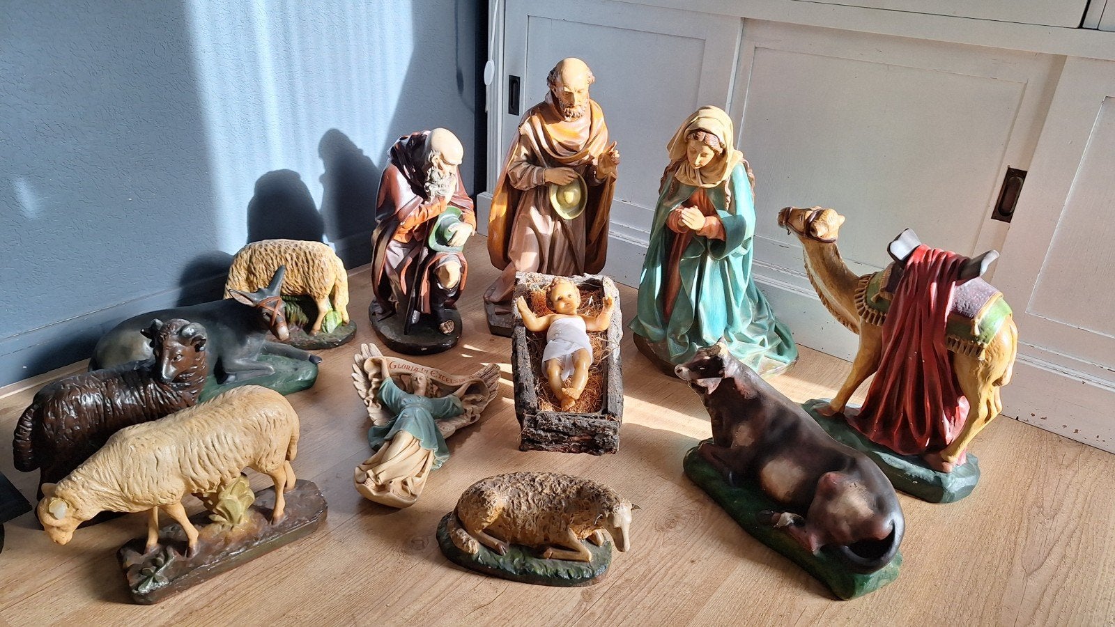 Antieke gipsen grote kerststal uit klooster, Antiek en Kunst, Ophalen