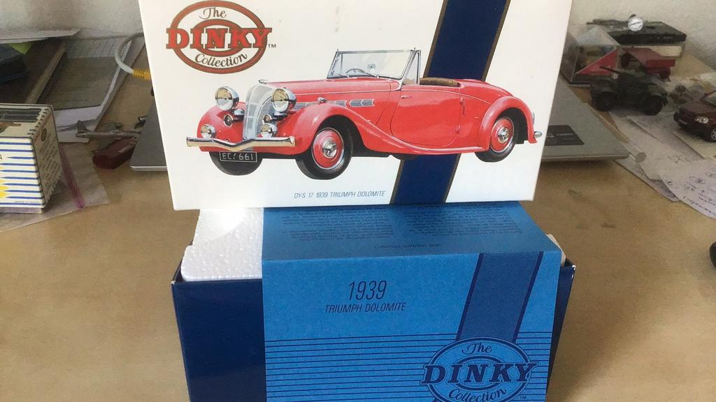 DINKY TOYS TRIUMPH DOLOMITE 1939 MODEL+ DOOS NIEUW, Ophalen of Verzenden, Zo goed als nieuw