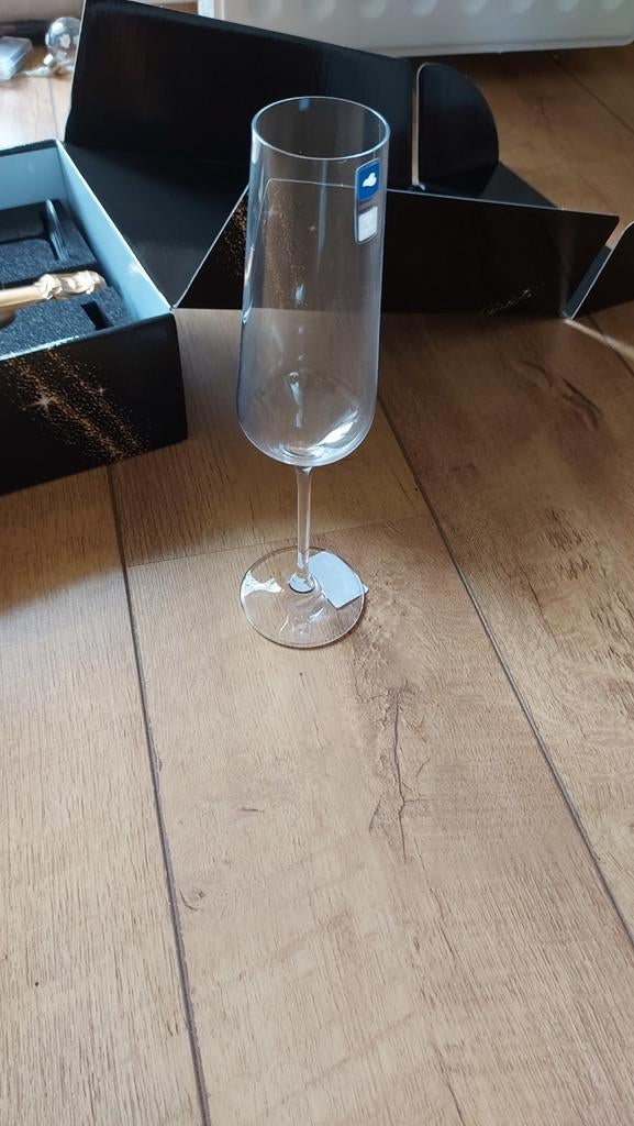 Champagneglazen nieuw, Ophalen, Nieuw