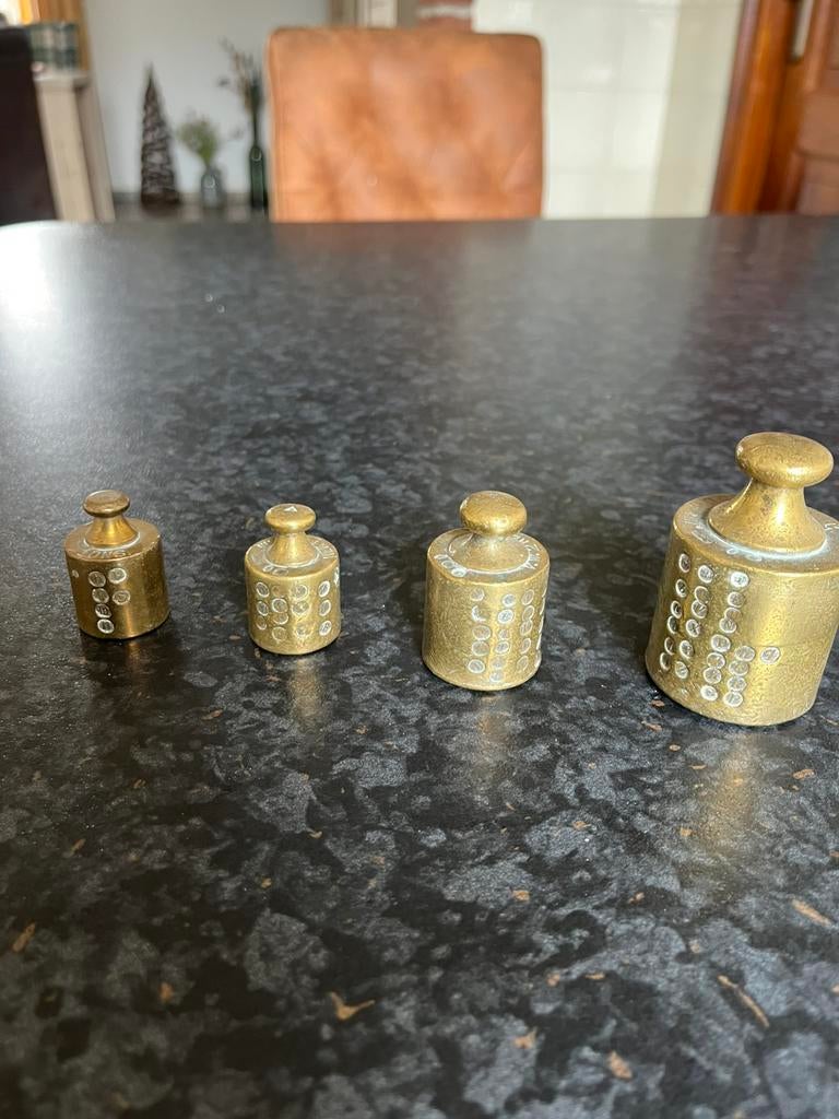Te koop 4 hele oude gewichtjes, Ophalen, Brons