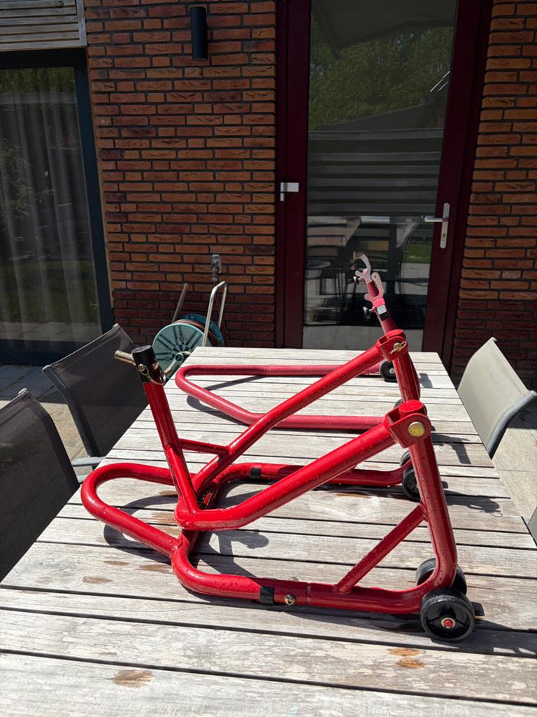 Motorstandaard (paddockstand) voor en achter, Ophalen