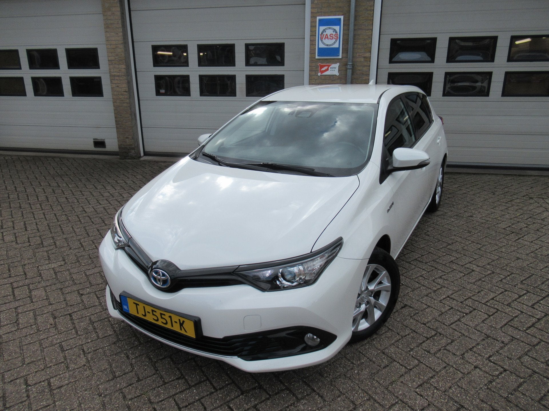 Toyota Auris 1.8 Hybrid Dynamic Go PARELMOERLAK (bj 2018), Auto's, Gebruikt, Euro 6, 4 cilinders, Origineel Nederlands