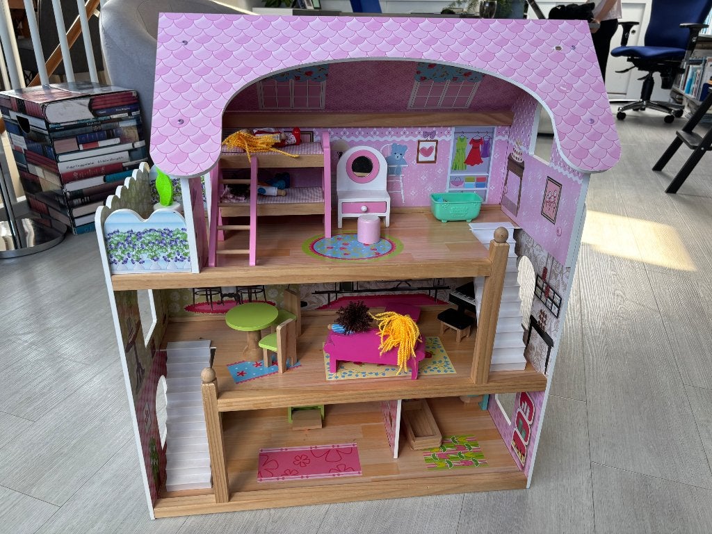 Mooi poppenhuis inclusief poppen