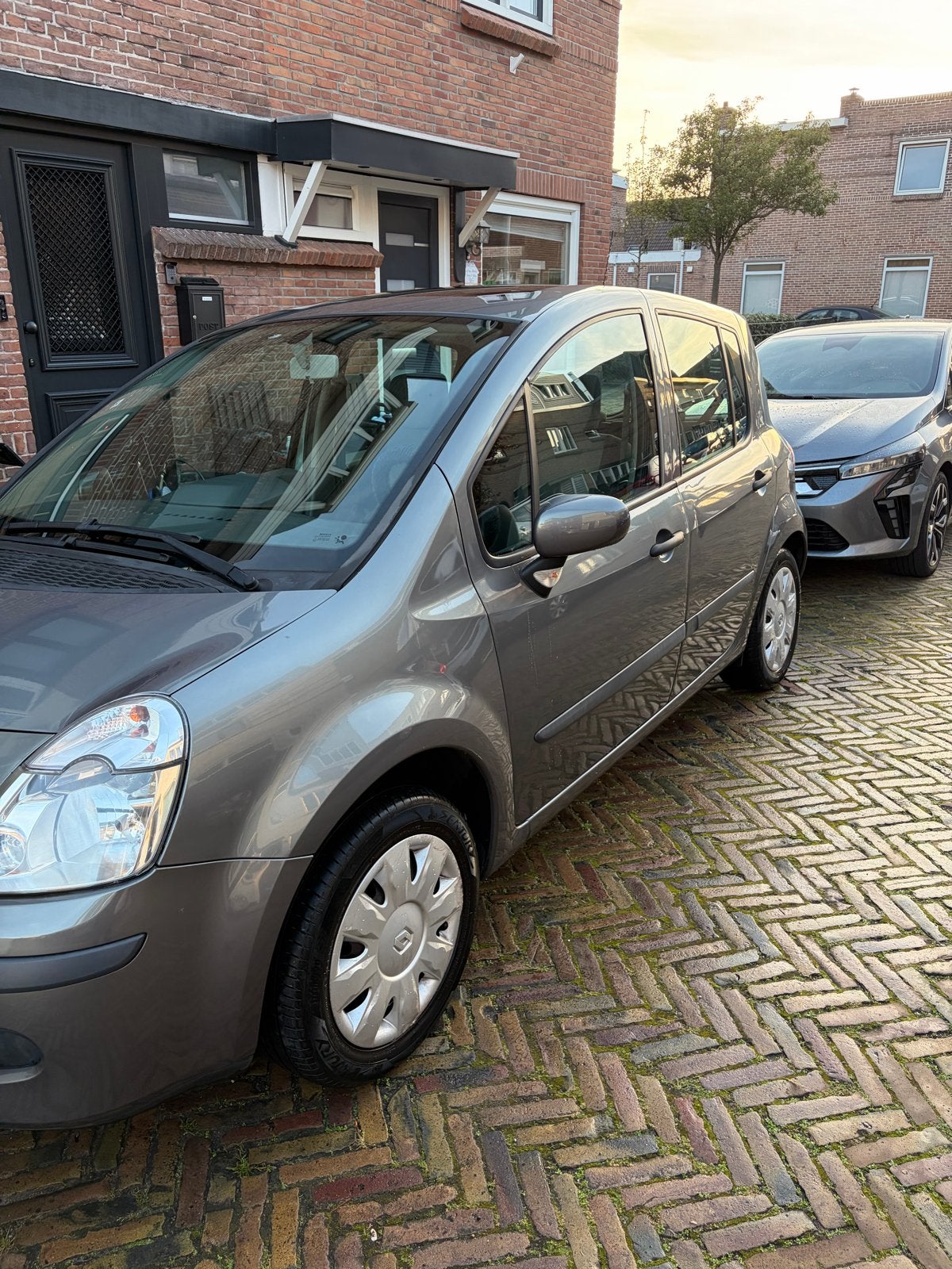 Renault Modus 1.4 16V 72KW E4 2007 Grijs, Auto's, Voorwielaandrijving, 15 km/l, 4 cilinders, 49 €/maand