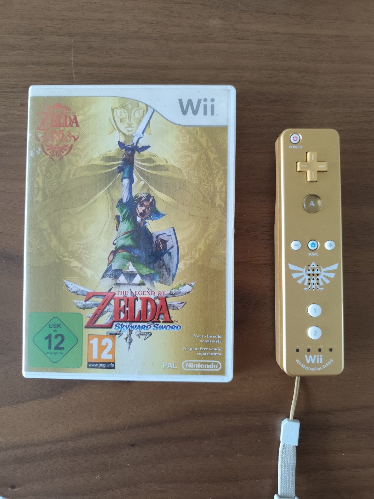 The Legend of Zelda: Skyward Sword (Wii) + Gouden Wii Remote, Ophalen of Verzenden, Zo goed als nieuw, Met 1 controller, Met games