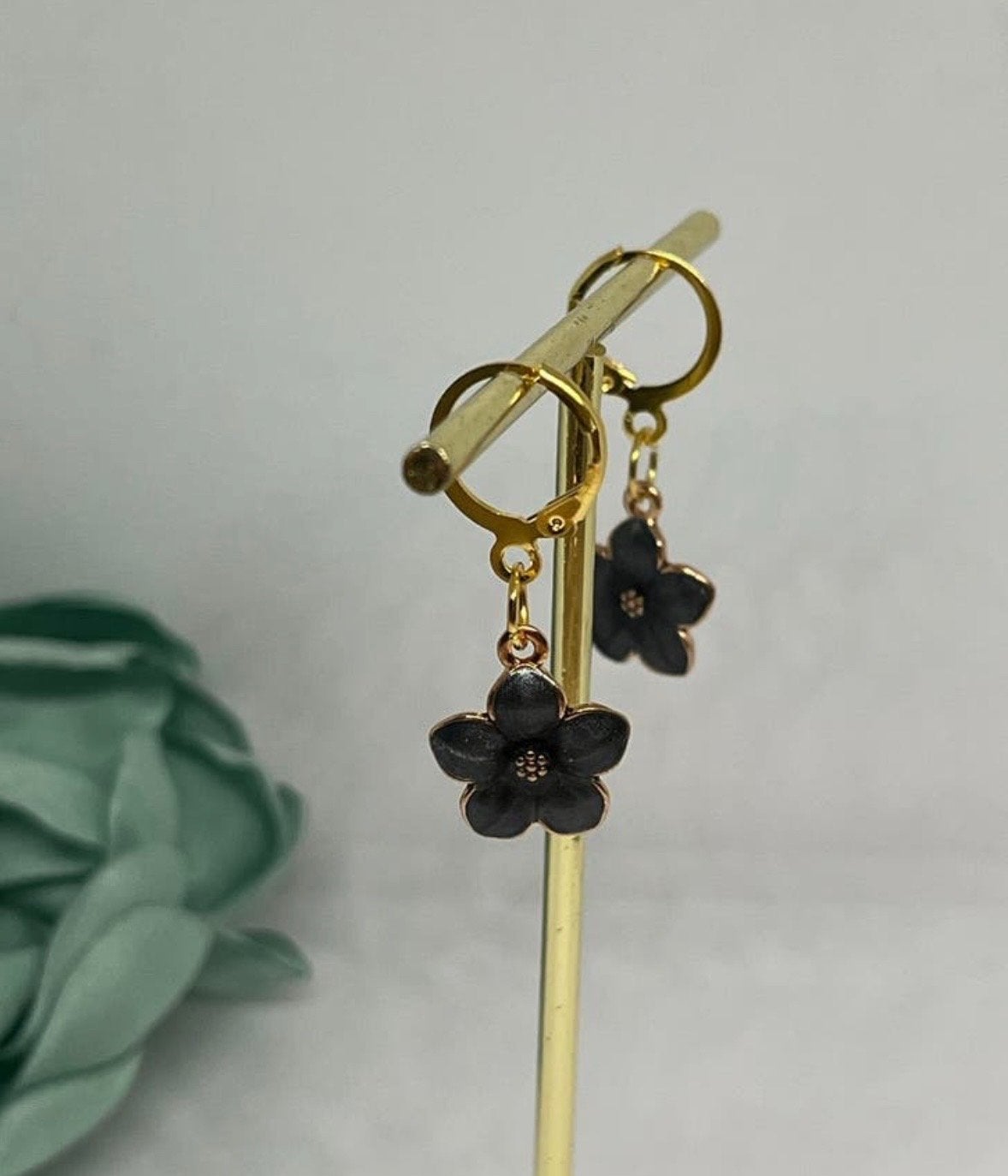 Nieuwe goudkleurige oorbellen met zwarte bloemhangers, Sieraden, Tassen en Uiterlijk, Oorbellen, Overige materialen, Hangers, Verzenden