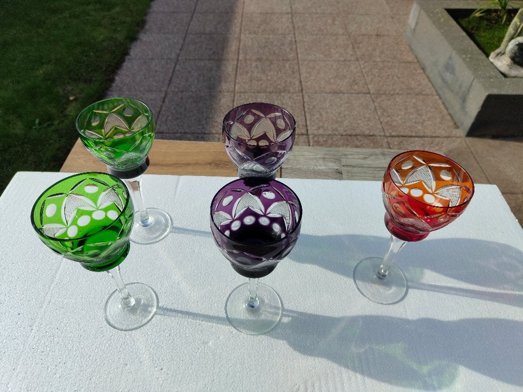 Set van 5 gekleurde kristallen wijnglazen, Antiek en Kunst, Ophalen