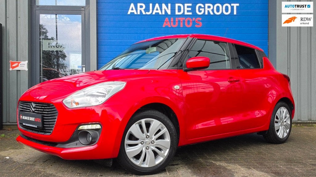 Suzuki Swift 1.2 90PK Airco Camera Carplay 1ste eigenaar L, Auto's, Suzuki, Voorwielaandrijving, Stoelverwarming, Stof, Gebruikt