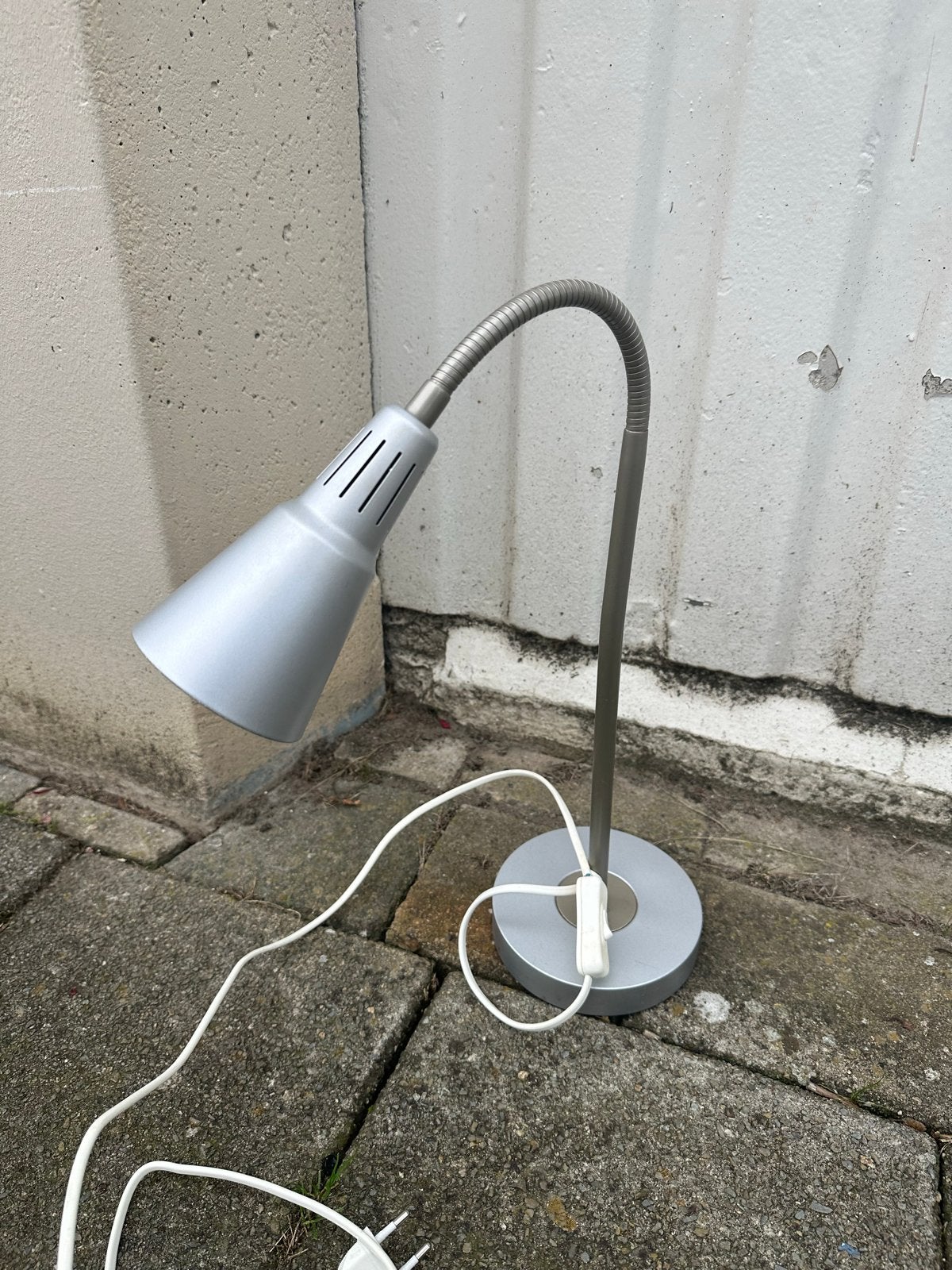 Zilver-grijze metalen buiglamp voor bureau, Bureaulamp, Ophalen of Verzenden, Metaal, Zilver