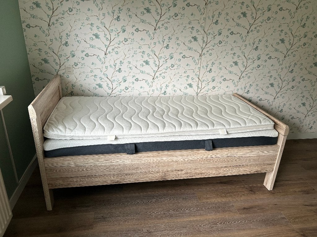 Elba senioren bed 90x200 cm incl bodem en matras, Ophalen, 90 cm, Eenpersoons, Bruin