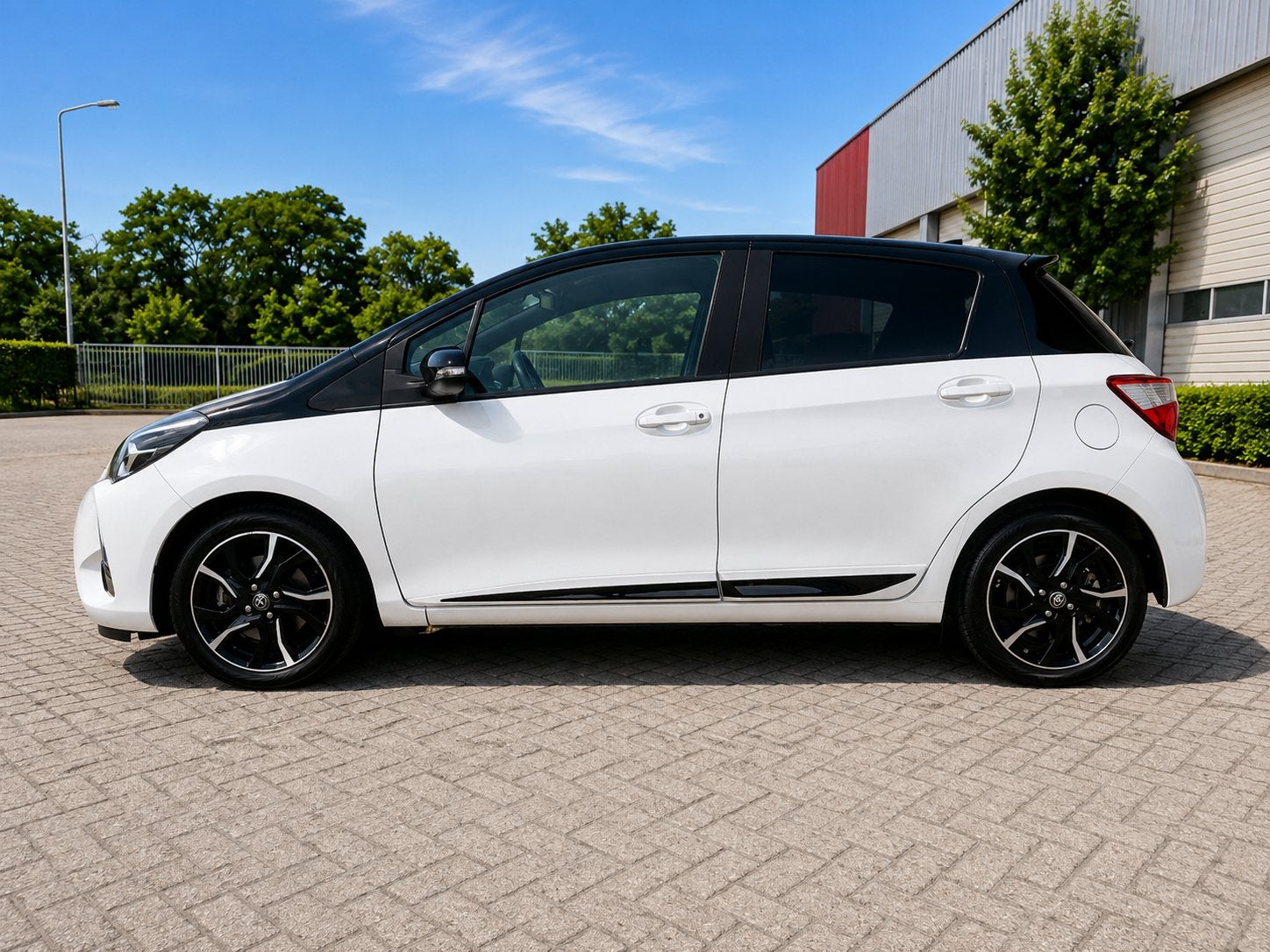 Toyota Yaris 1.5 Hybrid 100pk 5D CVT 2017 Wit, Auto's, Dealer onderhouden, Zwart, Alcantara, Origineel Nederlands