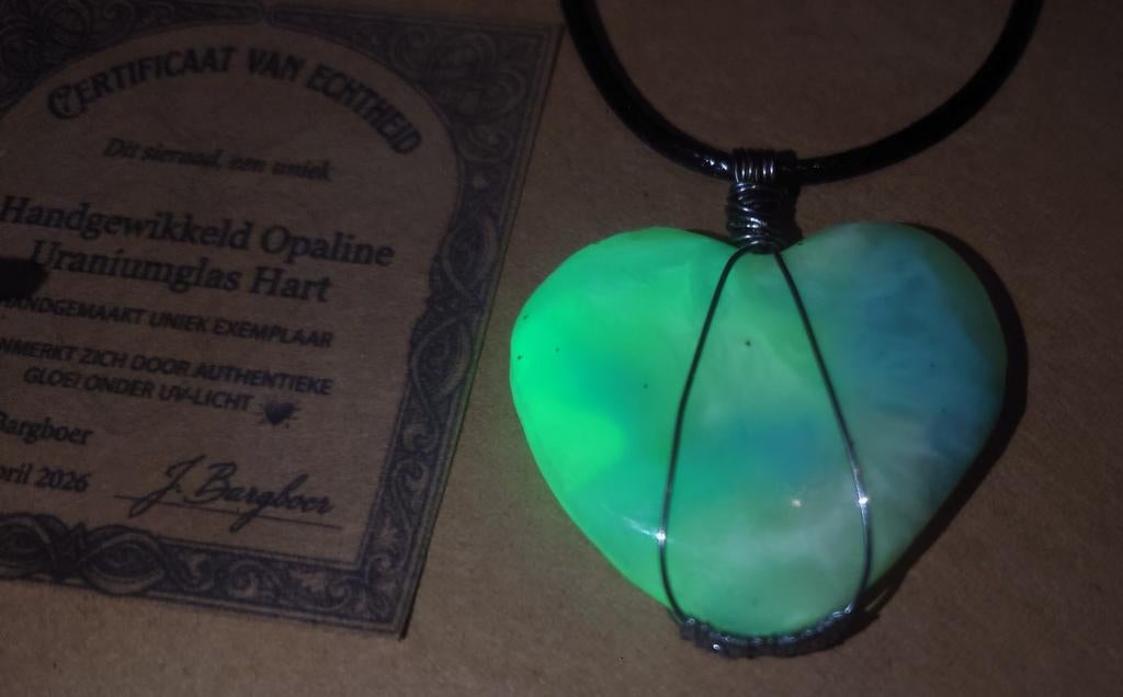 Hand gewikkeld opaline/uraniumglas hart, Nieuw, Ophalen of Verzenden, Groen, Overige materialen