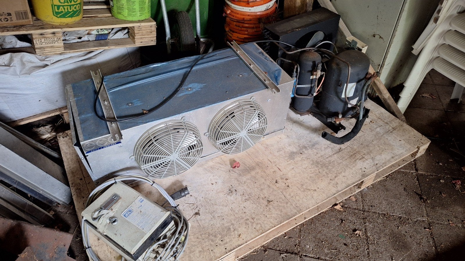 Koel/vriesmotor en verdamper uit koel/vrieswagen, Ophalen