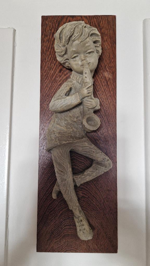Aardenwerk sculptuur van jongen saxofoon plank B100, Ophalen of Verzenden, 20 - 50 cm, Steen of Keramiek, Beeld