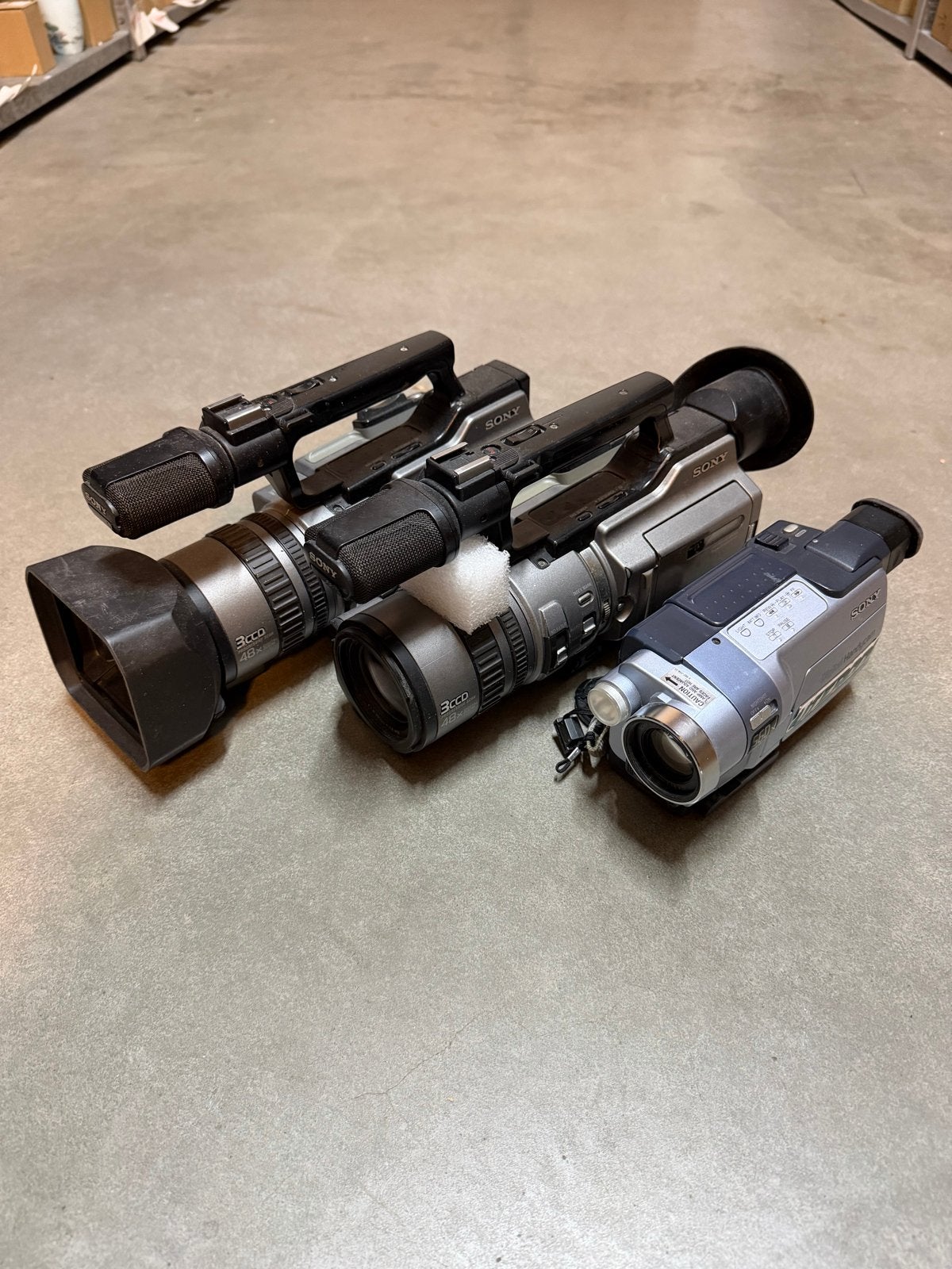 3x Sony MiniDV Camcorders: 2x VX2100 + 1x Kleinere Model, Mini dv, Gebruikt, 20x of meer, Ophalen of Verzenden