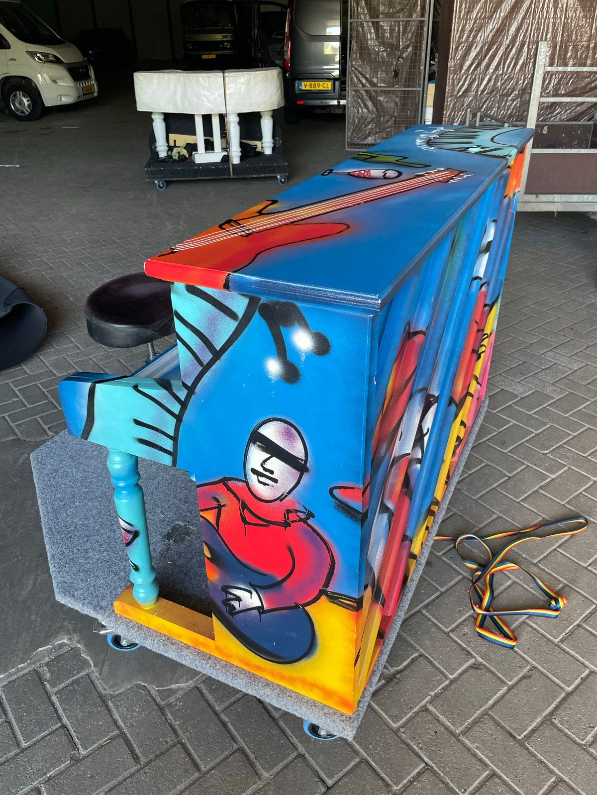 Unieke piano shell met Graffiti Kunst van Geoffrey wine, Ophalen, Gebruikt, Overige kleuren, Piano
