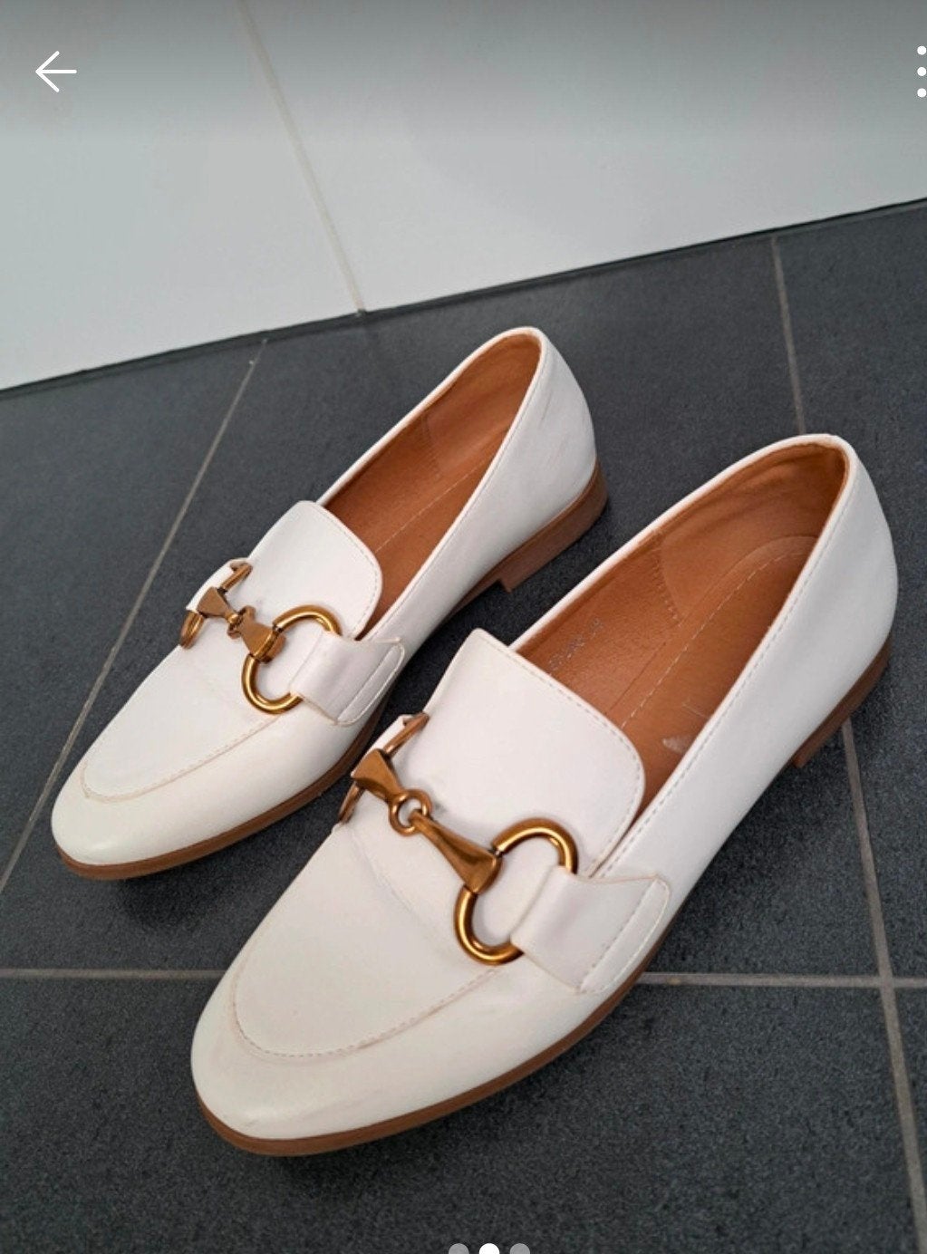 Gekocht bij maudd ,Witte instappers met goud,brons gesp, Kleding | Dames, Ophalen of Verzenden, Zo goed als nieuw, Wit, Instappers