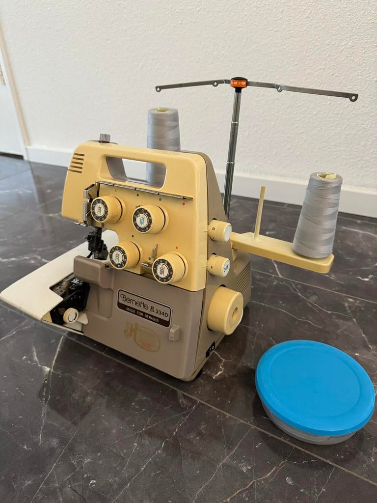 Bernette B 334D lockmachine, Hobby en Vrije tijd, Naaimachines en Toebehoren, Ophalen of Verzenden, Gebruikt, Lockmachine, Bernina