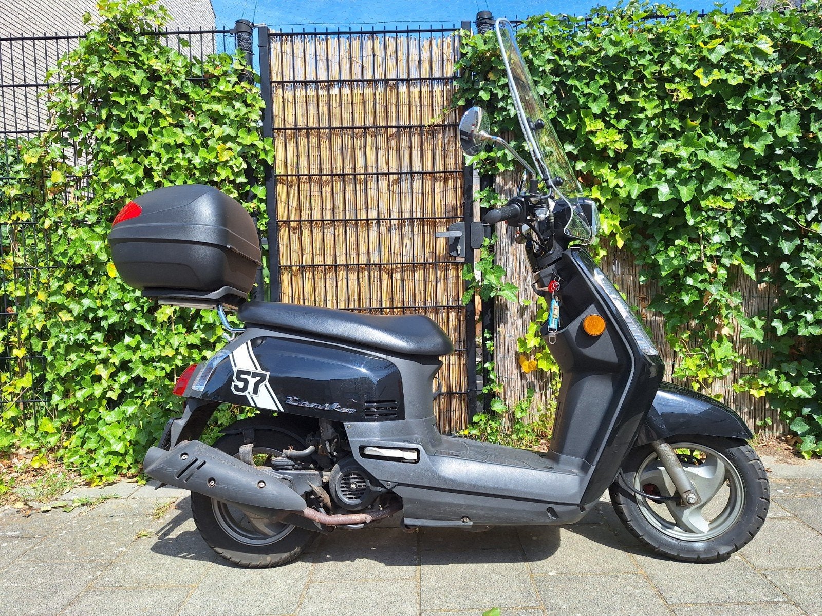 Zwarte Sym scooter met topkoffer en windscherm, Fietsen en Brommers, Scooters | SYM, Ophalen, Gebruikt, Overige modellen, Benzine