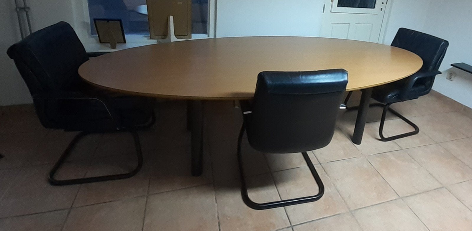 Gratis af te halen: Grote tafel met ijzeren onderstel, Gebruikt, 100 tot 150 cm, 200 cm of meer, Vijf personen of meer