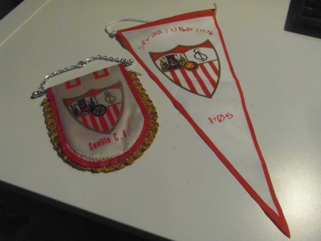voetbal vaantjes 2 x klein sevilla cf  spanje, Ophalen of Verzenden, Zo goed als nieuw, Buitenlandse clubs, Vaantje of Sjaal
