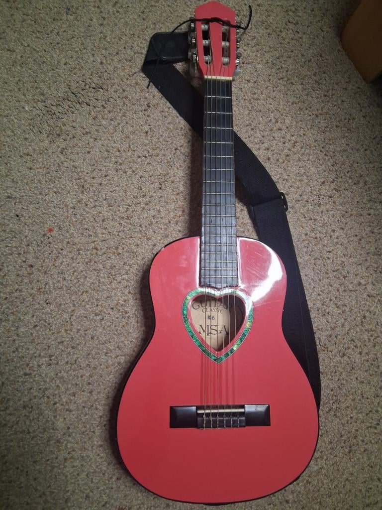 Roze gitaar met hartvormig klankgat - kleine beschadigingen, Ophalen, Gebruikt, Klassieke of Spaanse gitaar