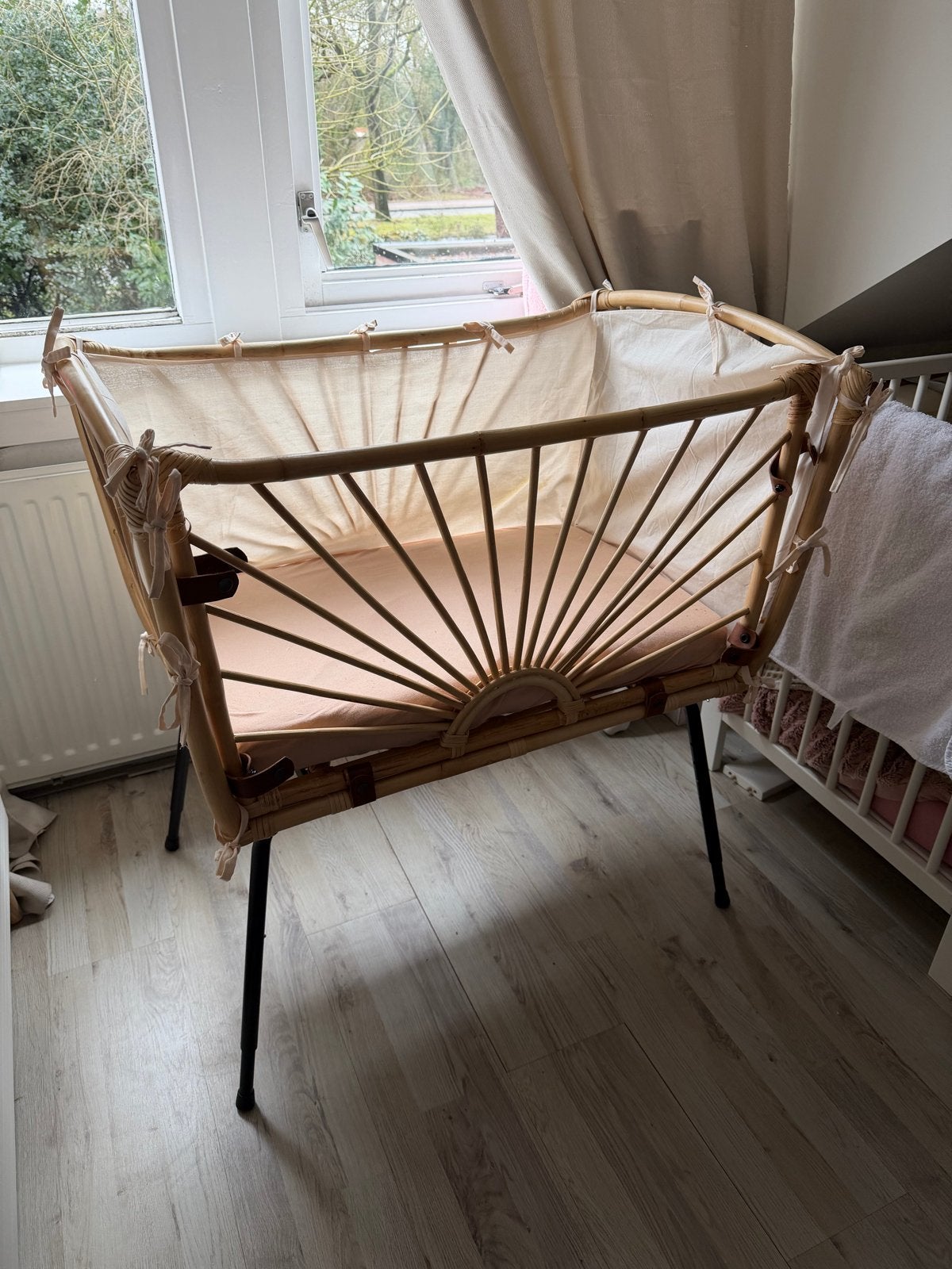 Mooie co-sleeper / wieg met matras en bekleding, Ophalen, Zo goed als nieuw, Wieg